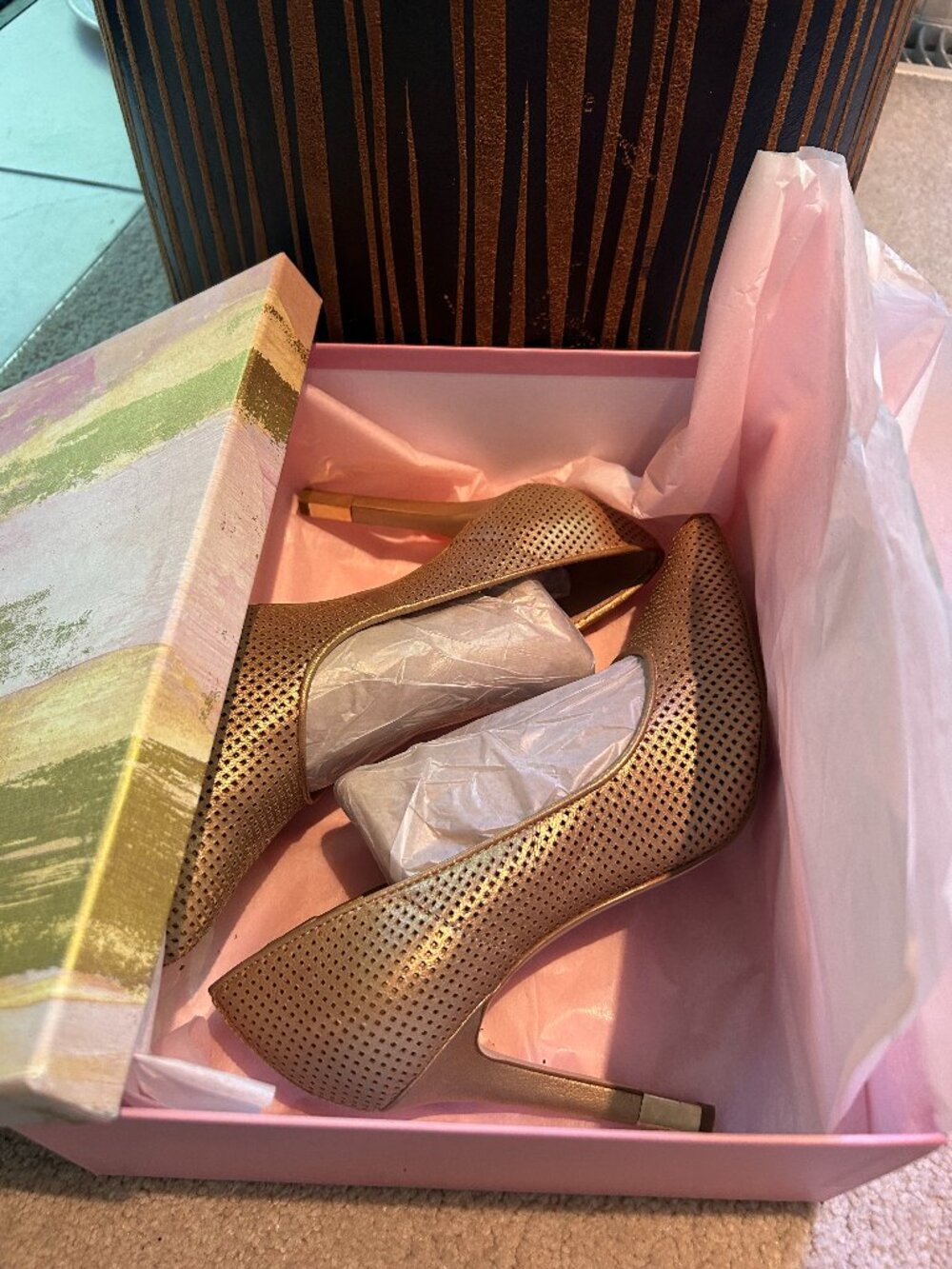 GUESS Metallic Gold Perforated Pointed-Toe Pumps Sz 6.5